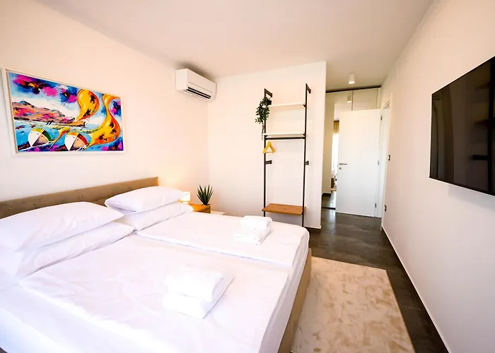 Penthouse Reniks Murter