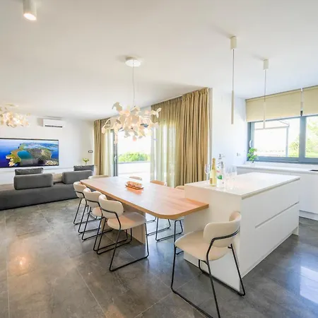 Penthouse Reniks 아파트